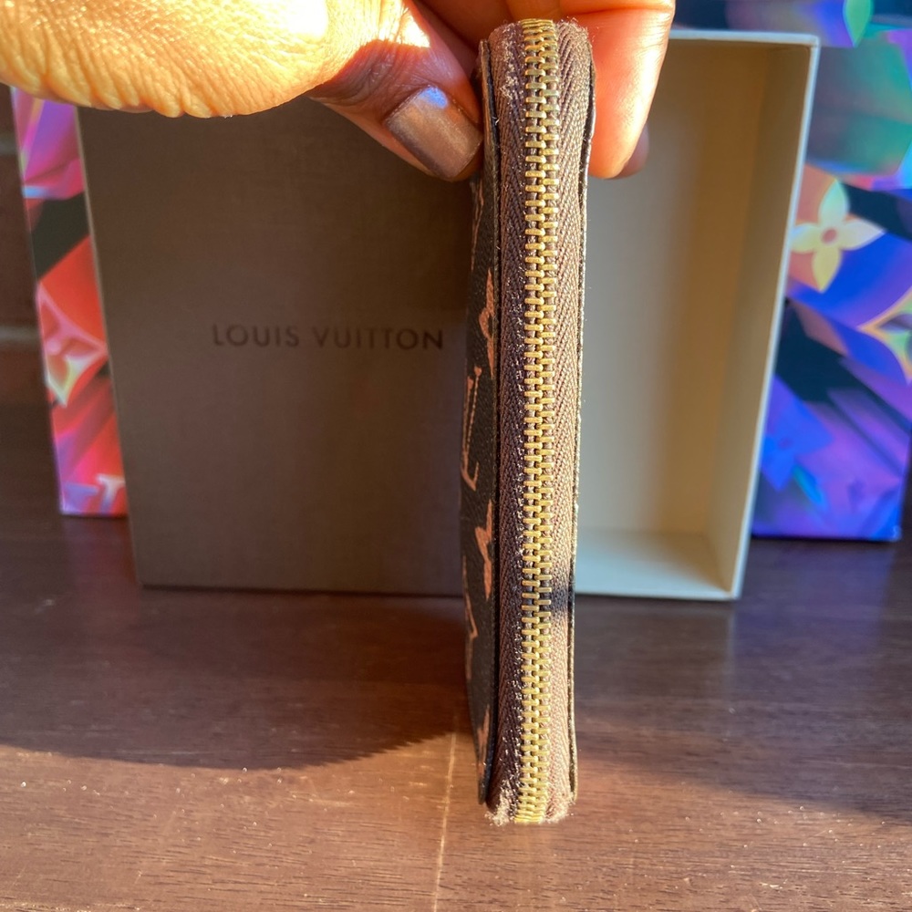 LV - 6 Key w/ zipper - Picture 6 of 15